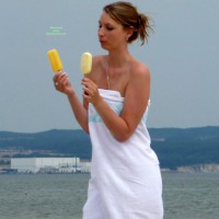 Beach Voyeur:&nbsp;Hottie At Baltic Sea - East Germany 2