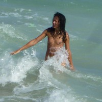 Pic #6 Beach Voyeur:&nbsp;*NW 2 Sis Enjoy Cold September Water 3