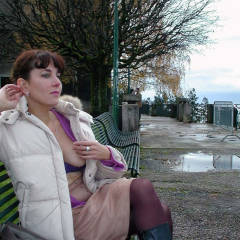 Pic #1 Avec un Papi, le Pauvre !!!!! - Big Tits, Flashing, Public Exhibitionist, Public Place