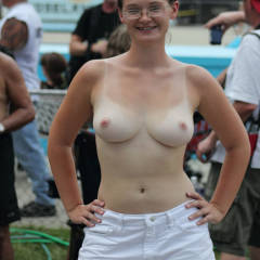 Pic #2 Women In The Audience - Big Tits