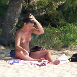 Pic #3 Topless Sardinia - Brunette