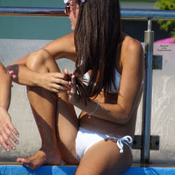 Pic #1 Une Deesse Toit Simplement - Bikini Voyeur, Brunette