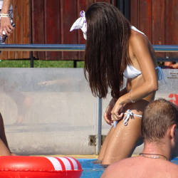 Pic #2 Une Deesse Toit Simplement - Bikini Voyeur, Brunette