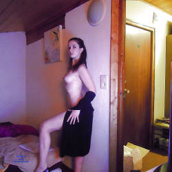 Pic #3 Caroline Loves To Be Seen - Nude Girls, Brunette, Shaved, Amateur