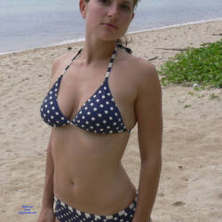 Pic #2 Elle Montre Ses Tetons - Nude Girls, Beach, Big Tits, Brunette, Outdoors, Amateur