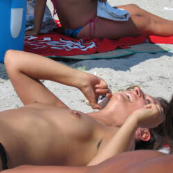 Pic #3 Il S'en Passe A Vias! - Topless Girls, Brunette, Outdoors, Beach Voyeur