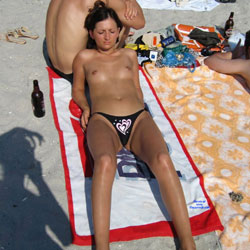 Il S'en Passe A Vias! - Topless Girls, Brunette, Outdoors, Beach Voyeur