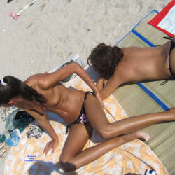 Pic #6 Il S'en Passe A Vias! - Topless Girls, Brunette, Outdoors, Beach Voyeur