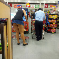 Pic #4 Haciendo el Super - Pantieless Girls, Public Exhibitionist, Flashing, Public Place, Amateur