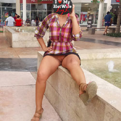 Descuido Adrede - Pantieless Wives, Public Exhibitionist, Flashing, Public Place, Amateur