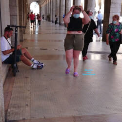 Pic #2 Il Faut Que J'avite De Trop Lever Les Bras - Big Tits, Public Exhibitionist, Flashing, Public Place, Amateur