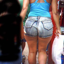 SHORT JEANS SOCADO NA BUNDA.