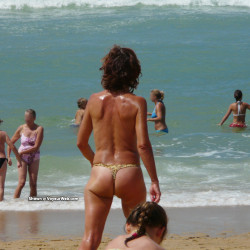 Pic #5 Proud showing her shapes and nips on family beach