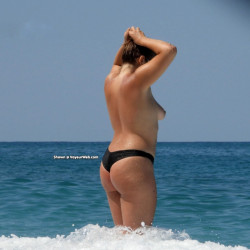 Sexy thick girl topless beach candid