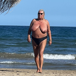 Pic #3 BBW woman on Spanish beach